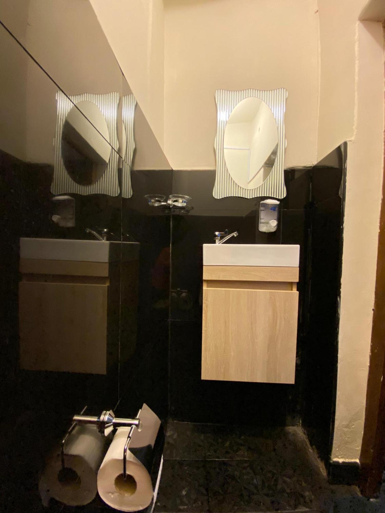 Hostal Intro
